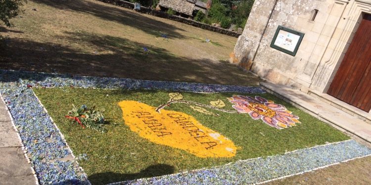 Homenaje de los vecinos a las niñas fallecidas en Moraña