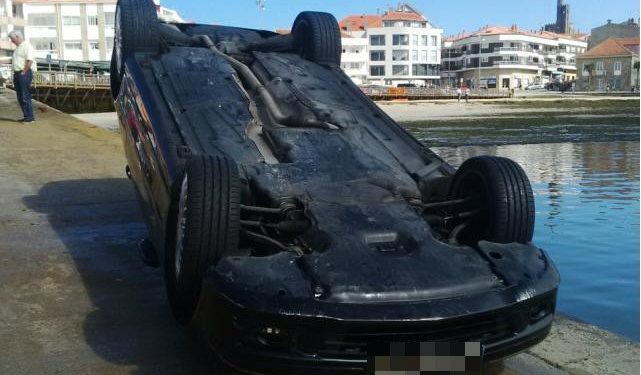 El mar se traga otro coche en Panxón