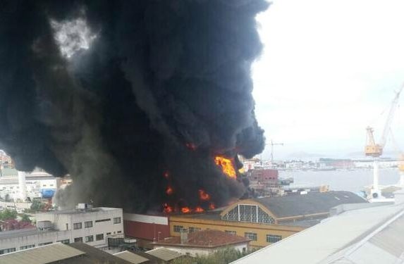 Los bomberos controlan el fuego en Freiremar pero la extinción durará horas