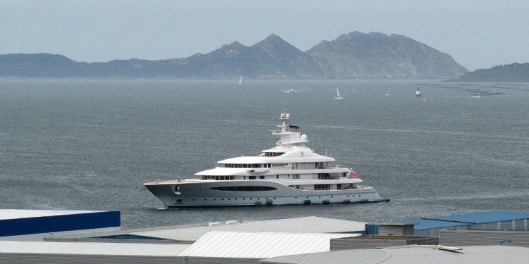 El magnate mexicano Bailleres envía a Vigo su megayate de 93 metros para sus vacaciones