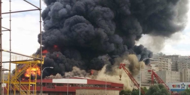 Un incendio arrasa la nave de Freiremar en Vigo