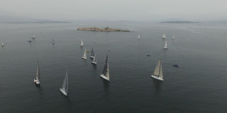 La ausencia de viento le juega una mala pasada al Rías