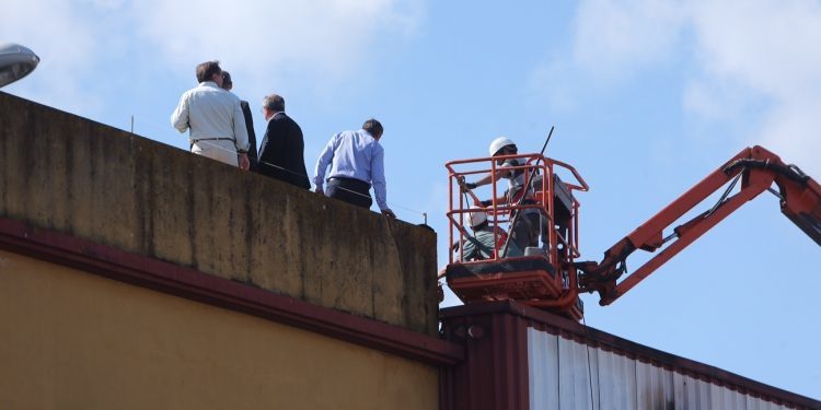 Técnicos y responsables de Frigalsa supervisan el estado de la nave