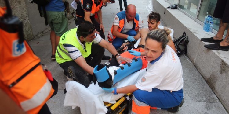Grave caída de un ciclista en O Marisquiño