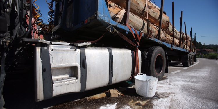 Peligroso vertido de gasoil en la carretera de Gondomar