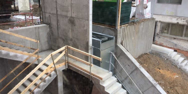 Instalado el nuevo ascensor de Camelias para su apertura en septiembre