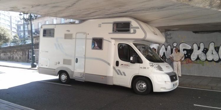 Autocaravana atrapada en Alfonso XIII