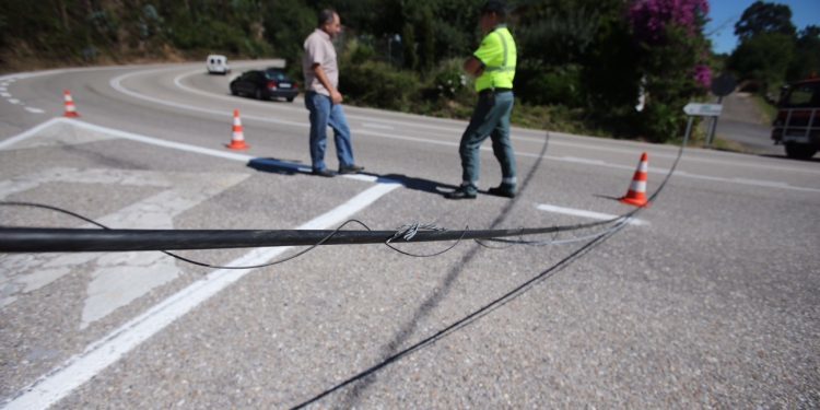 Un camión derriba un cable de tefefónica en la carretera que une O Porriño y Gondomar