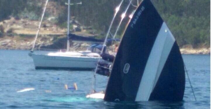 Diez personas, seis menores, rescatadas de un barco hundido en Aldán