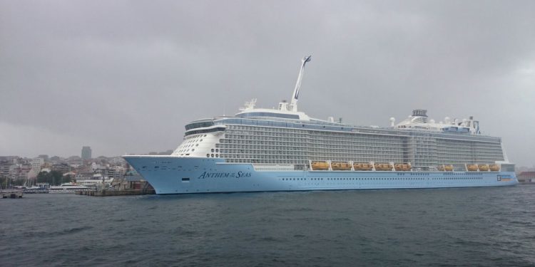 El «Anthem of the Seas» otea Vigo desde 90 metros de altura