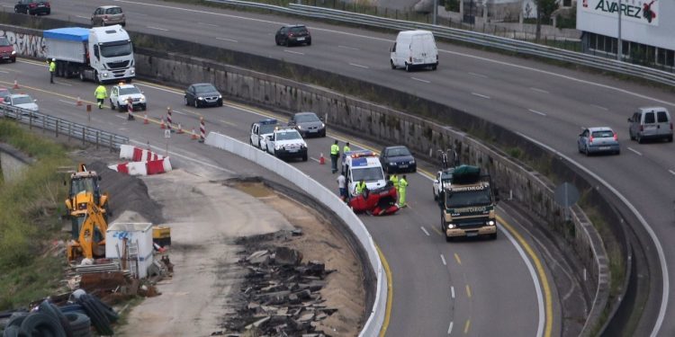 Un coche volcado causa retenciones en Rande