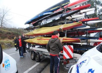 El Kayak Tudense se queda sin transporte y los palistas utilizan sus coches