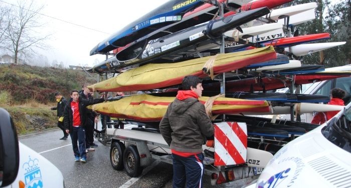 El Kayak Tudense se queda sin transporte y los palistas utilizan sus coches