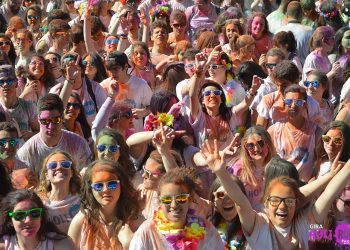 Miles de kilos de polvos de colores adornarán Vigo