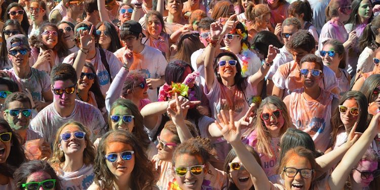 Miles de kilos de polvos de colores adornarán Vigo