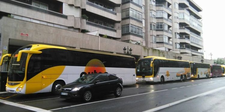 Los trabajadores del área sanitaria de Vigo parten hacia Santiago