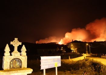 Un incendio forestal con un frente de 3 kilómetros arrasa Nogueira de Ramuín