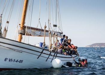 Hugo Ribeiro y Rebeca Santos se imponen en la travesía a nado Isla de Ons-Sanxenxo