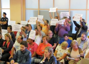 Las protestas de trabajadores interrumpen el pleno