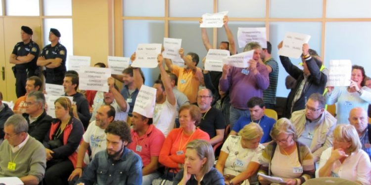 Las protestas de trabajadores interrumpen el pleno