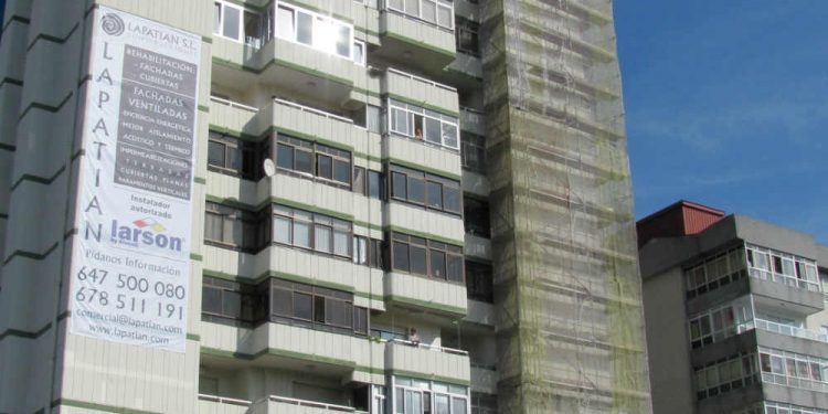 Agentes de la Policía Local evitan que una mujer se arroje desde un piso 15 en Vigo