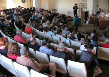 Los trabajadores del hospital estudian una huelga general y negarse a pagar el aparcamiento