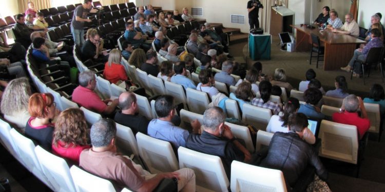 Los trabajadores del hospital estudian una huelga general y negarse a pagar el aparcamiento