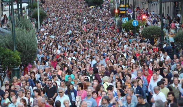La cara y la cruz de la manifestación: «Histórica» para Caballero e «irresponsable» para Feijóo
