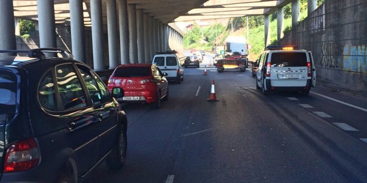 Retenciones en la AP9 tras un choque entre un camión y un turismo