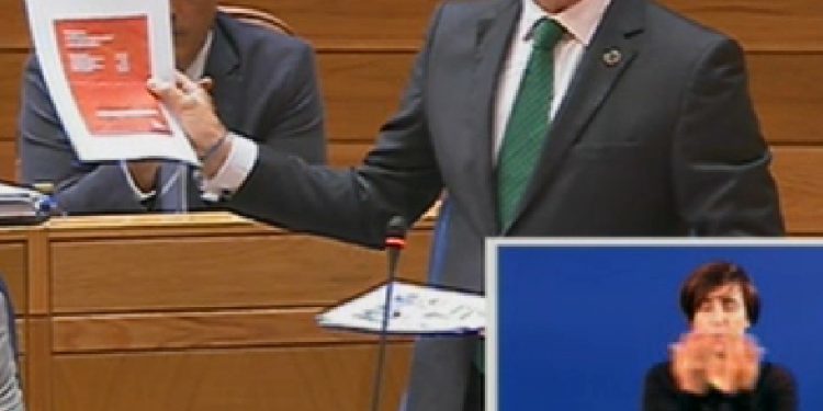 Feijóo: “Hai un total boicot ao hospital”