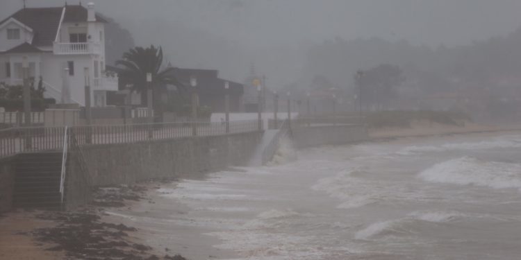Un vuelo cancelado y otro desviado por el temporal