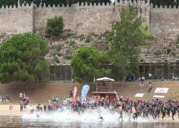 Brais Misa y Mar Villar, ganadores del primer triatlón solidario de Baiona