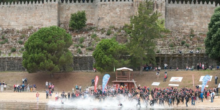 Brais Misa y Mar Villar, ganadores del primer triatlón solidario de Baiona