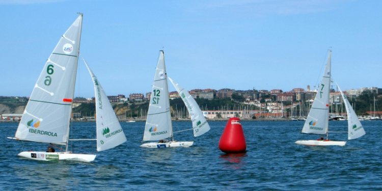 Antonio Maestre marca el ritmo en aguas del Abra