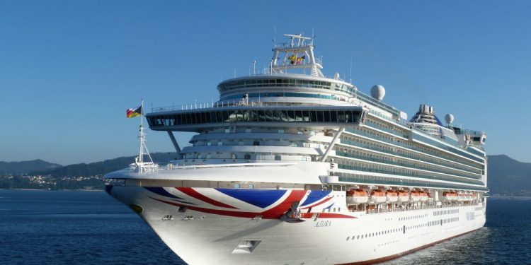 El «Azura» trae a Vigo a 3.100 pasajeros de 19 nacionalidades