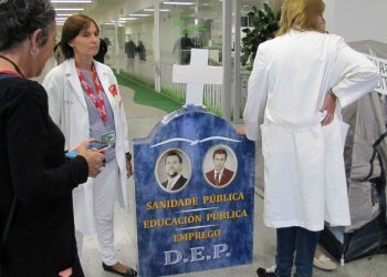 Médicos, enfermeras y auxiliares se unen al encierro de los celadores