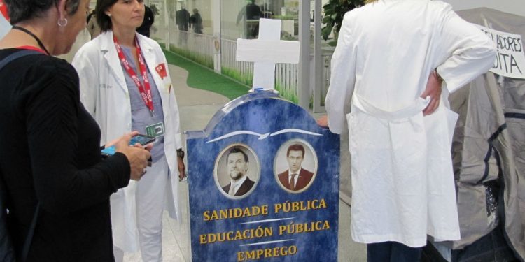 Médicos, enfermeras y auxiliares se unen al encierro de los celadores