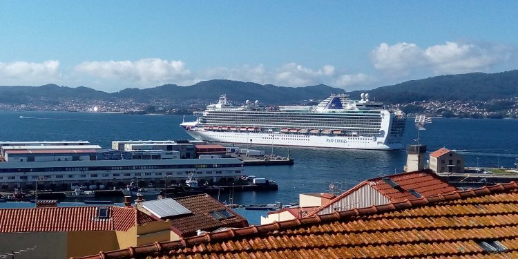 El «Azura» visita Vigo con el primer restaurante flotante con estrella Michelín