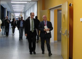 El nuevo conselleiro de Sanidade, recibido en el Cunqueiro con gritos