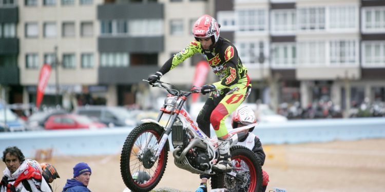 Bou gana en Baiona y el vigués Casales se queda a un paso del podio