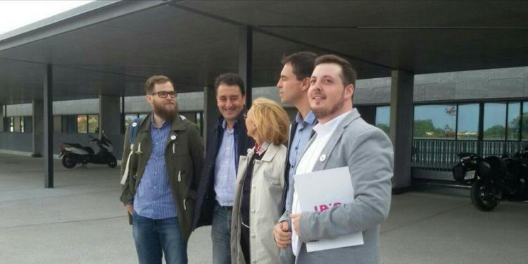 Rosa Díez y Andrés Herzog denuncian en la Comisaría de Vigo los problemas del Cunqueiro