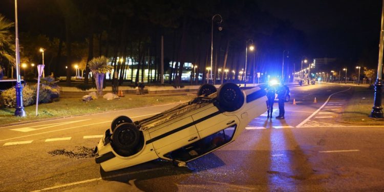 Aparatoso accidente en Samil de madrugada