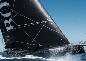 El «Hugo Boss», a la deriva; Thomson y Altadill, evacuados a Alvedro