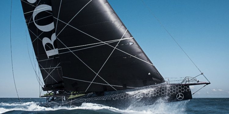 El «Hugo Boss», a la deriva; Thomson y Altadill, evacuados a Alvedro