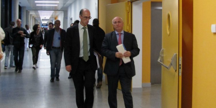 El conselleiro de Sanidade cita a los celadores a una reunión la próxima semana