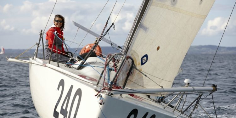 La «solitaria» Pilar Pasanua abandona la Mini Transat y recala en Vigo