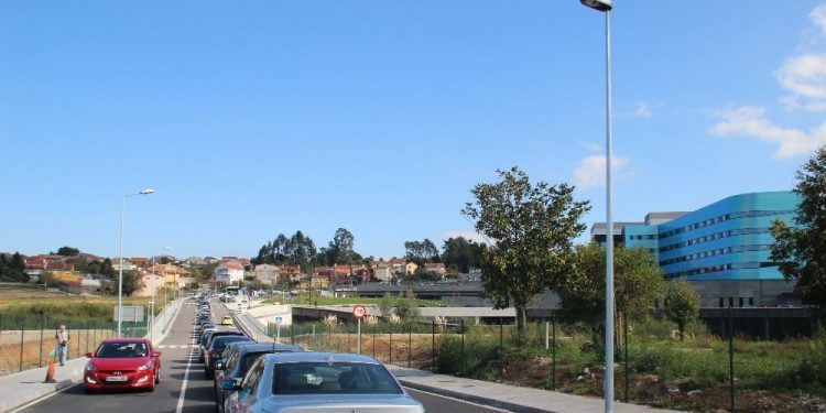 Respaldo unánime a destinar unha parcela anexa ao hospital a aparcamento