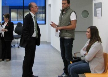 El conselleiro pide perdón a un paciente por los problemas sufridos en el Álvaro Cunqueiro