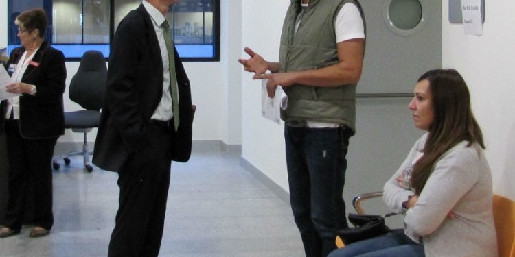 El conselleiro pide perdón a un paciente por los problemas sufridos en el Álvaro Cunqueiro