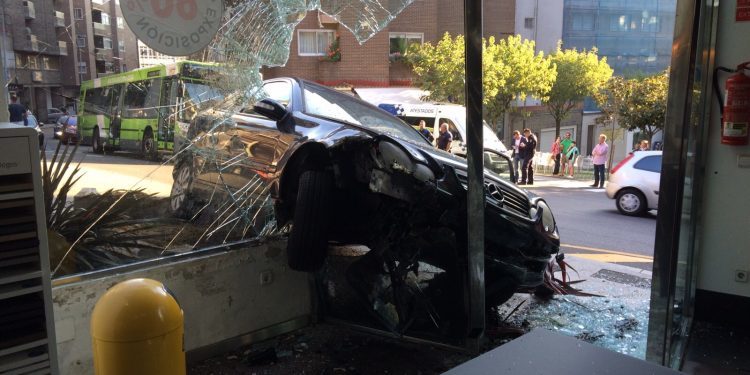Un coche se empotra contra la fachada de un comercio en Vigo